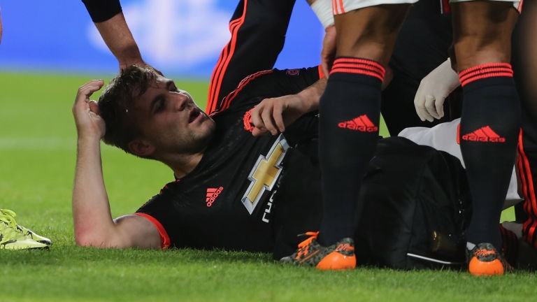 luke shaw bị gãy chân